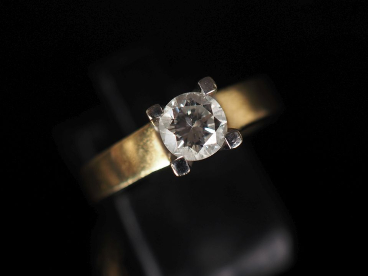 Bague de forme solitaire en or jaune 750, sertie en son centre d'un di