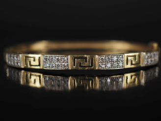 Vente aux enchères Bracelet jonc en or jaune 750, poinçon tête de cheval, à décor de grec