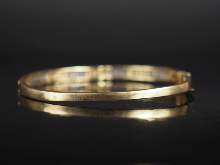 Bracelet jonc en or jaune 750, poinçon tête de cheval, à décor de grec