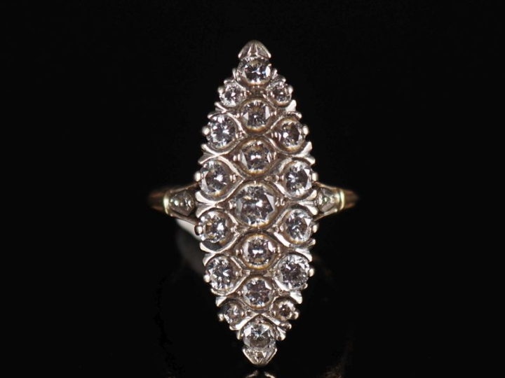 Importante bague de forme marquise en or jaune 750, sertie d'un pavage