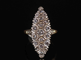 Vente aux enchères Importante bague de forme marquise en or jaune 750, sertie d'un pavage