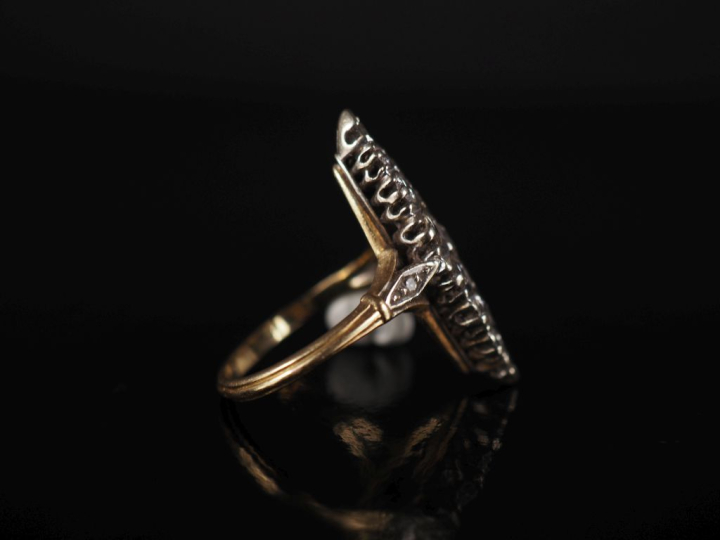 Importante bague de forme marquise en or jaune 750, sertie d'un pavage