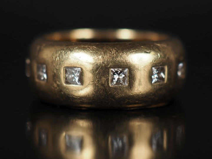 Bague bandeau en or jaune 750, ornée sur tout le tour de petits diaman