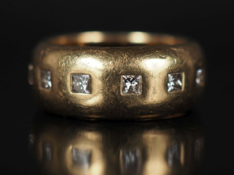 Vente aux enchères Bague bandeau en or jaune 750, ornée sur tout le tour de petits diaman