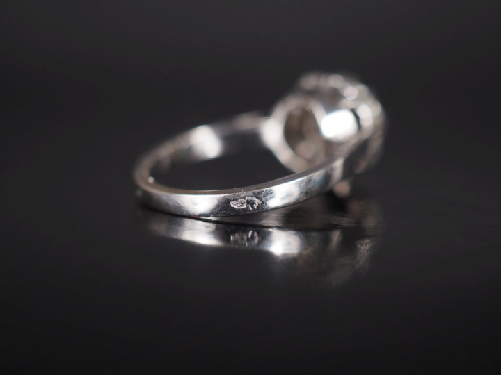 Bague de forme solitaire en platine et or blanc 750, sertie en son cen