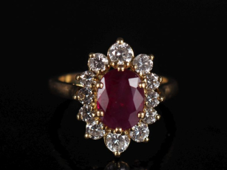 Vente aux enchères Bague de forme marquise en or jaune 750, sertie en son centre d'un rub