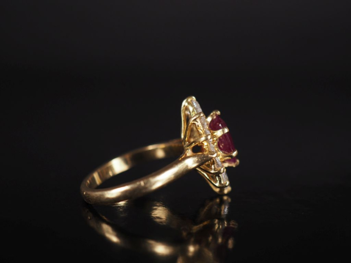 Bague de forme marquise en or jaune 750, sertie en son centre d'un rub