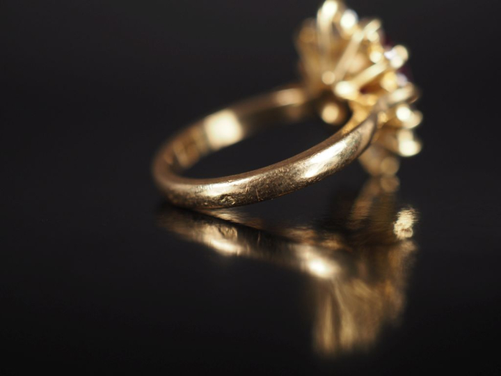 Bague de forme marquise en or jaune 750, sertie en son centre d'un rub