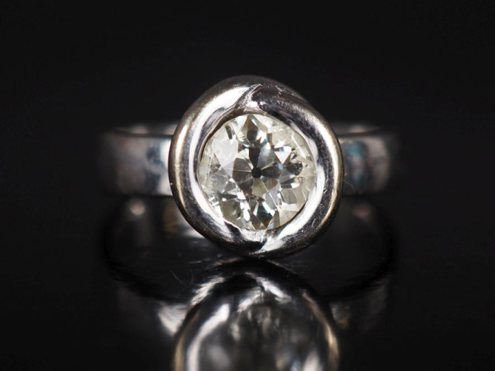 Jolie bague de forme solitaire en or blanc 750, sertie d'un diamant de