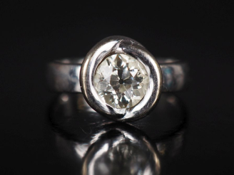 Vente aux enchères Jolie bague de forme solitaire en or blanc 750, sertie d'un diamant de