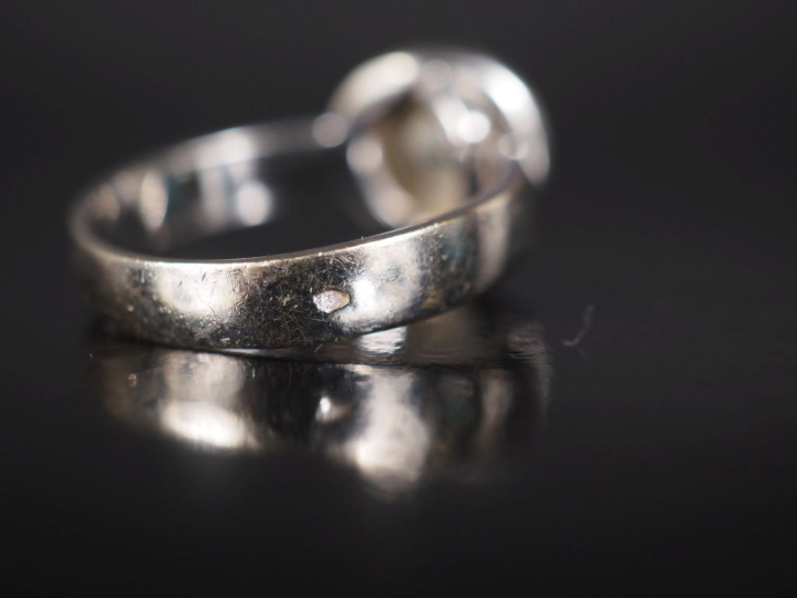 Jolie bague de forme solitaire en or blanc 750, sertie d'un diamant de