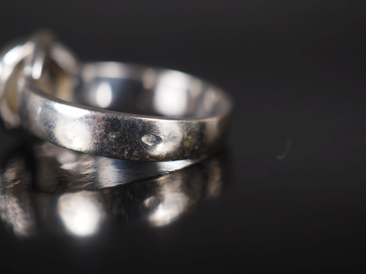 Jolie bague de forme solitaire en or blanc 750, sertie d'un diamant de