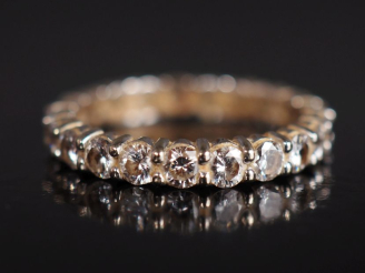 Vente aux enchères Alliance américaine en or blanc 750, sertie de petits diamants.  TDD. 