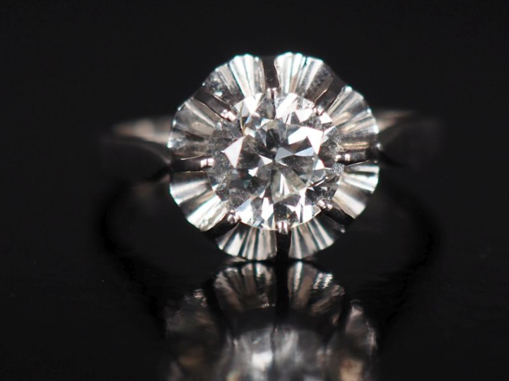 Bague de forme solitaire en or blanc 750 et platine, sertie en son cen