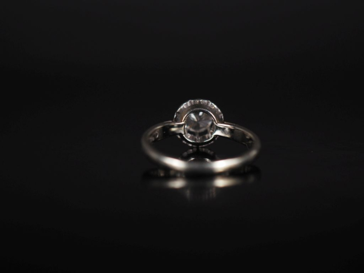 Bague de forme solitaire en or blanc 750 et platine, sertie en son cen