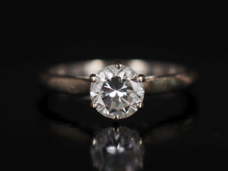 Vente aux enchères Bague de forme solitaire en or blanc 750, sertie en son centre d'un di