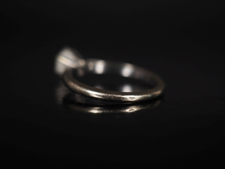 Bague de forme solitaire en or blanc 750, sertie en son centre d'un di