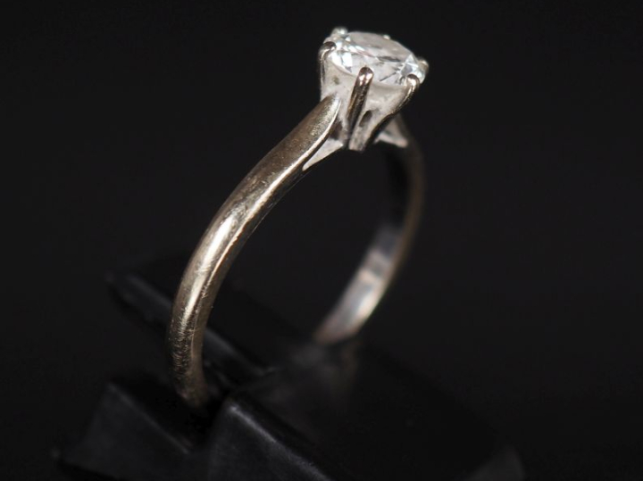 Bague de forme solitaire en or blanc 750, sertie en son centre d'un di