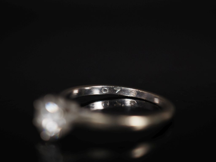 Bague de forme solitaire en or blanc 750, sertie en son centre d'un di