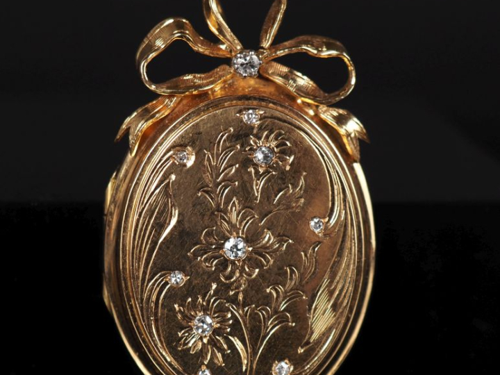 Pendentif porte-photo Napoléon III en or jaune 750, à décor de brancha