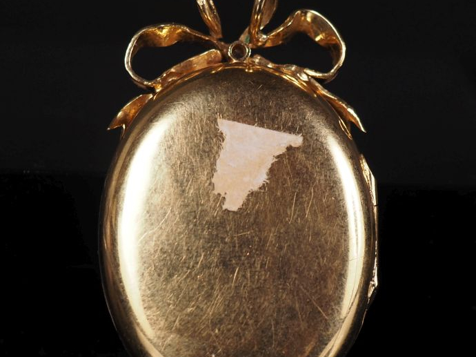 Pendentif porte-photo Napoléon III en or jaune 750, à décor de brancha
