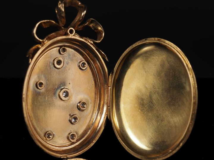 Pendentif porte-photo Napoléon III en or jaune 750, à décor de brancha