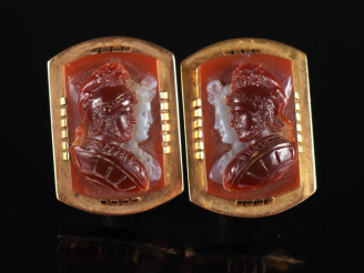 Vente aux enchères Deux broches Napoléon III formant pendant en or jaune 750, serties d'u