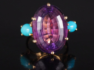 Vente aux enchères Ravissante bague en or jaune 750, sertie en son centre d'une améthyste