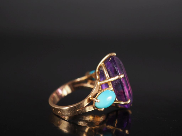 Ravissante bague en or jaune 750, sertie en son centre d'une améthyste