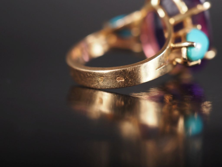 Ravissante bague en or jaune 750, sertie en son centre d'une améthyste