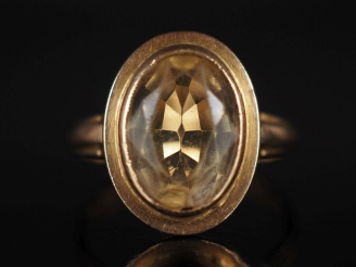 Vente aux enchères Bague en or jaune 750, ornée en son centre d'un quartz jaune serti clo