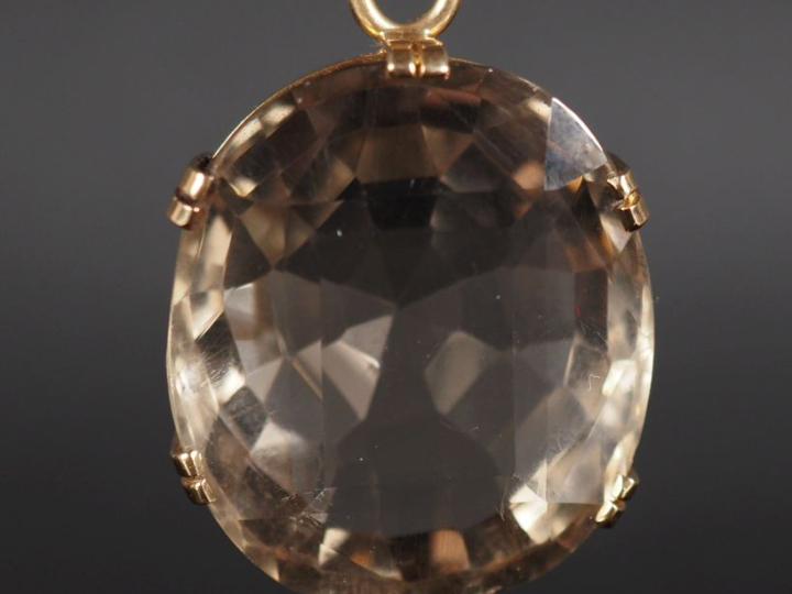 Important pendentif en or jaune 750, serti en son centre d'un quartz f