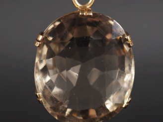 Vente aux enchères Important pendentif en or jaune 750, serti en son centre d'un quartz f