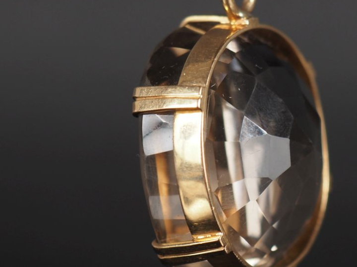 Important pendentif en or jaune 750, serti en son centre d'un quartz f