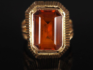 Vente aux enchères Bague à pans coupés en or jaune 750, sertie en son centre d'un quartz 