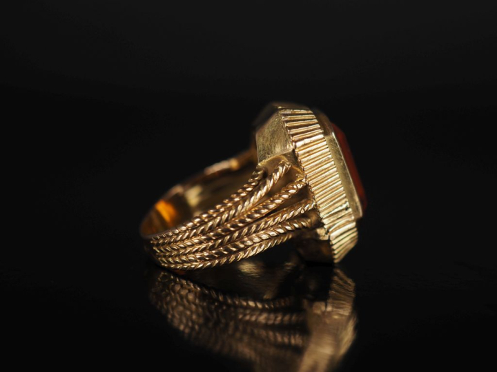 Bague à pans coupés en or jaune 750, sertie en son centre d'un quartz 