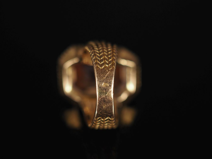 Bague à pans coupés en or jaune 750, sertie en son centre d'un quartz 