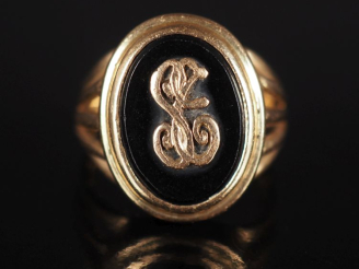 Vente aux enchères Bague de forme chevalière en or jaune 750 et onyx noir, à décor de mon