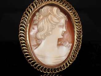 Vente aux enchères Broche/pendentif de forme ovale en or jaune 750, sertie en son centre 