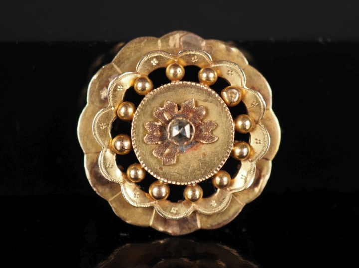 Broche ronde Napoléon III en or jaune 750, à décor ajouré de rang de p