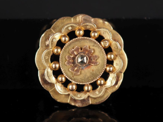 Vente aux enchères Broche ronde Napoléon III en or jaune 750, à décor ajouré de rang de p
