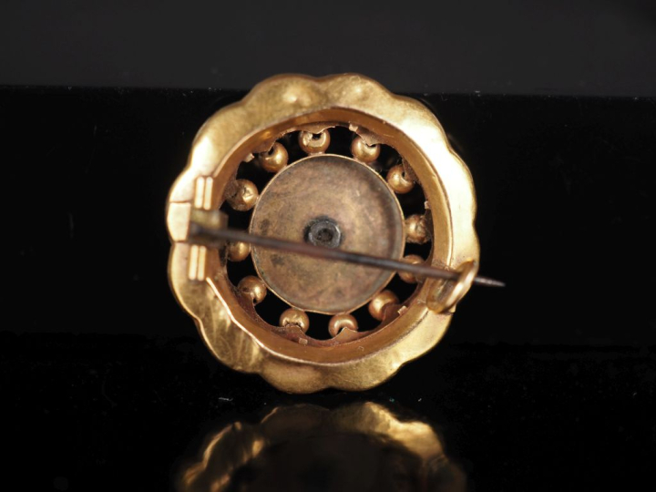 Broche ronde Napoléon III en or jaune 750, à décor ajouré de rang de p