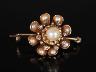 Vente aux enchères Jolie petite broche Napoléon III en or jaune 750, à décor d'une fleur 