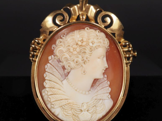 Vente aux enchères Broche/pendentif en or jaune 750, sertie en son centre d'un camée coqu