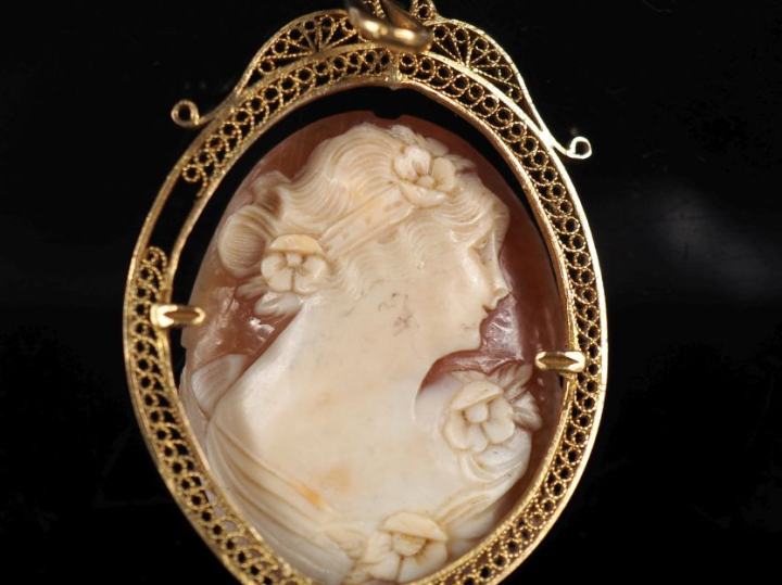 Pendentif en or jaune 750, à décor filigrané et ajouré et orné en son 