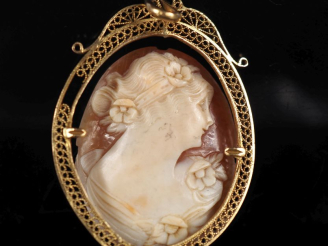 Vente aux enchères Pendentif en or jaune 750, à décor filigrané et ajouré et orné en son 