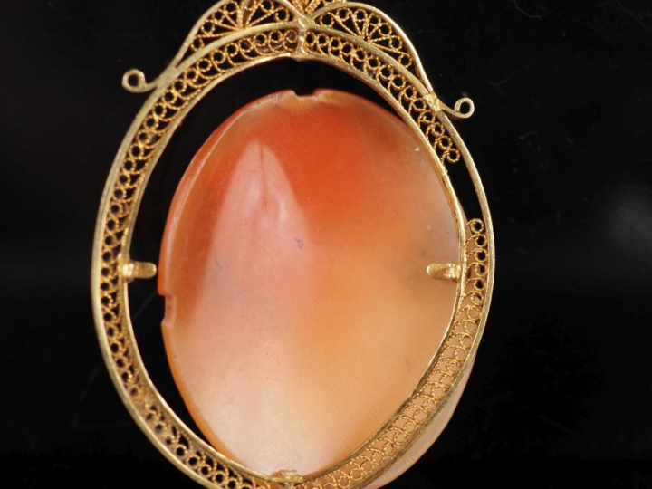 Pendentif en or jaune 750, à décor filigrané et ajouré et orné en son 