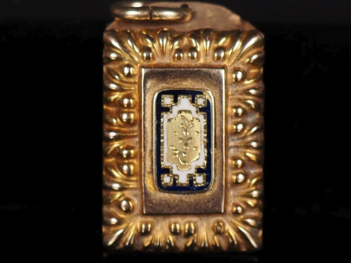 Elément de fermoir Napoléon III en or jaune 750 monté en pendentif, à 