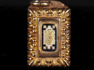 Vente aux enchères Elément de fermoir Napoléon III en or jaune 750 monté en pendentif, à 