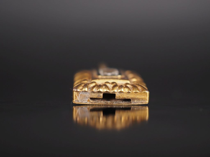 Elément de fermoir Napoléon III en or jaune 750 monté en pendentif, à 